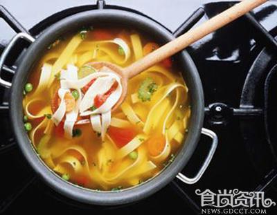 【老年人养生】先吃主食 饭后弯腰促消化