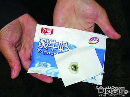 【牛奶最新事件】光明酸奶喝出了霉块 海口消费者不满十倍赔偿