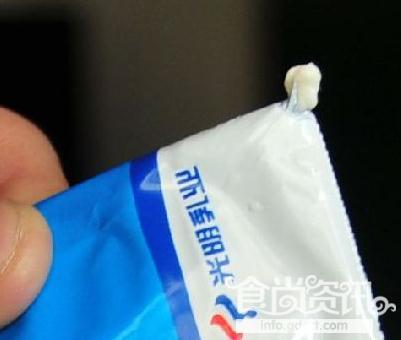 光明酸败变质门：光明牛奶被责令整顿