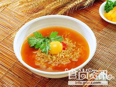 网传常吃泡面可致命 方便面+火腿肠是错误吃法
