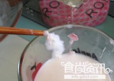 最新牛奶问题事件：牛奶喝出莫名糊状物