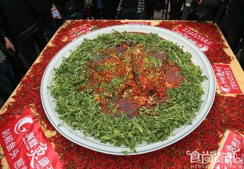 湖南长沙烹制世界最大剁椒鱼头 剁椒鱼头怎么做？