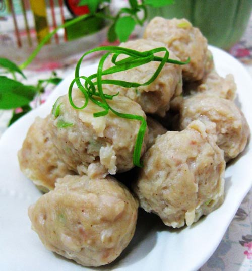 自己做!于是在网上搜了一堆猪肉丸子的做法