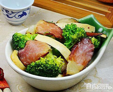 腊肉炒什么好吃 西兰花茶干炒腊肉的做法