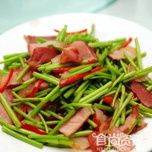 野生藜蒿炒腊肉的做法