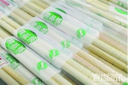 一次性筷子切勿用热水烫一下再用 会释放更多有毒物质