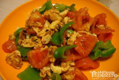 西红柿青椒炒鸡蛋的做法  孕妇早期食谱