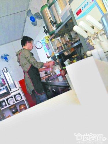 大学生曝奶茶店黑幕 微博发百张图片