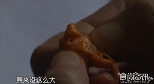 亨氏蔬菜泥中竟吃出塑料绳 导致7月大宝宝卡喉
