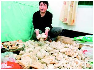 垃圾箱里粮食多 老人从垃圾箱捡到300斤粮食