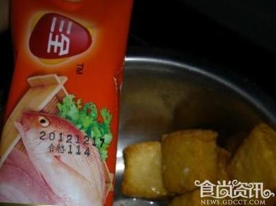 三全食品公司鱼豆腐被曝保质期内发霉变绿