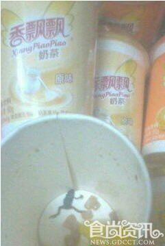 4岁小姑娘喝香飘飘奶茶喝出青蛙