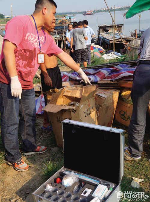 食品事件曝光：用死鱼加工鱼干 喷农药赶苍蝇