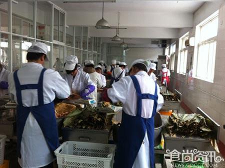 佰家仟味被爆将发霉粽子再包装后销售