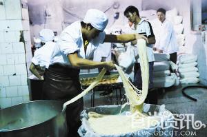 食品卫生安全：昆明一作坊用洗脚水加工米线