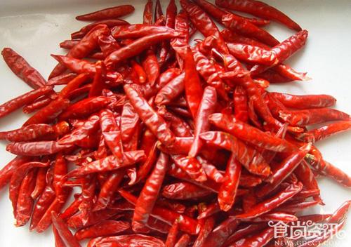 湖南一男子用工业硫磺熏制干辣椒2万公斤