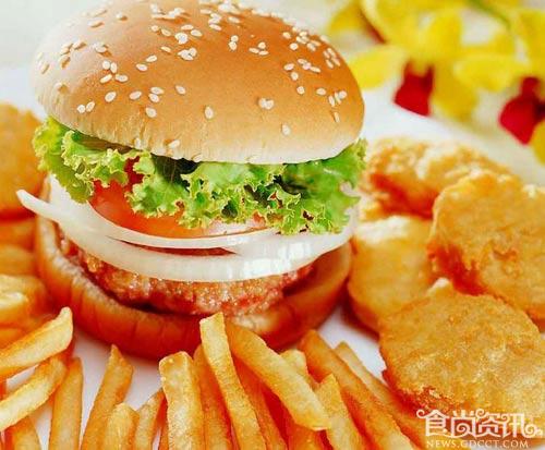 食品安全隐患：肯德基汉堡里吃出个瓶盖