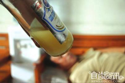 市民在雪花啤酒里喝出豌豆大沉淀物
