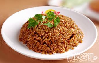 酱油炒饭的做法_酱油炒饭怎么做