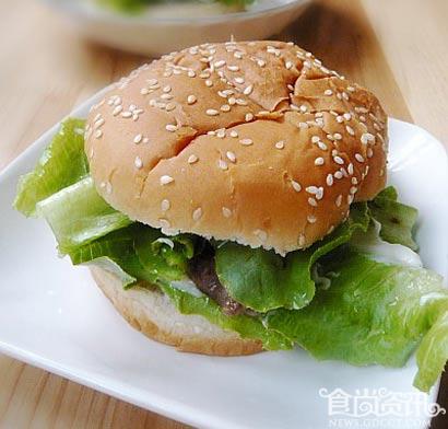 首个人造牛肉汉堡问世 自制牛肉汉堡的做法