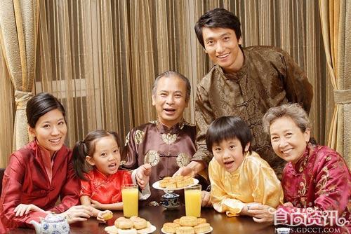 中秋时节话养生 吃月饼螃蟹有讲究